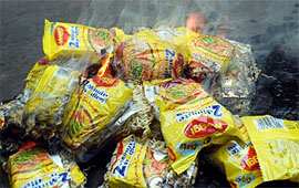 Brennende-Maggi-Nudelsuppen-Packungen