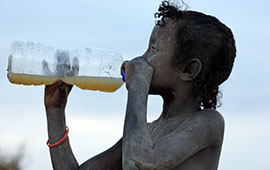 Verarmtes-verwahrlostes-Kind-trinkt-dreckiges-Wasser