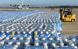 Nestlé-Verladeflugplaz-Wasserflaschen-Paletten