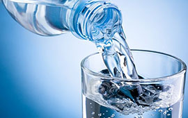 Glas-Flasche-Wasser