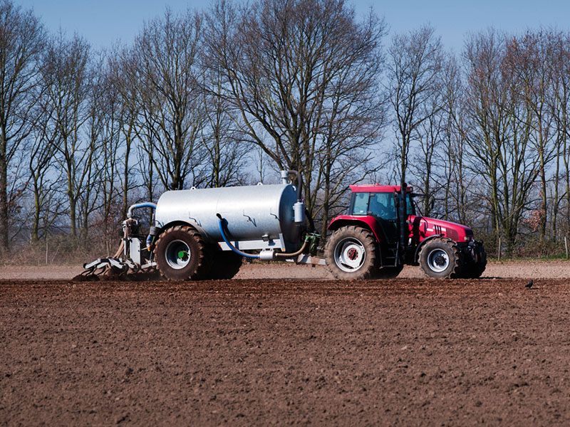 Traktor-Düngerausbringung
