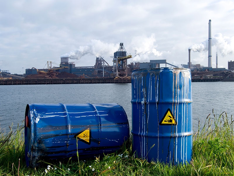 Chemie-Sondermüll-Ufer-Industrie