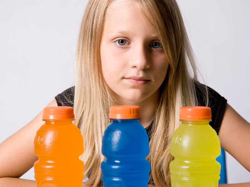 Mädchen-sitzt-vor-Energydrinks