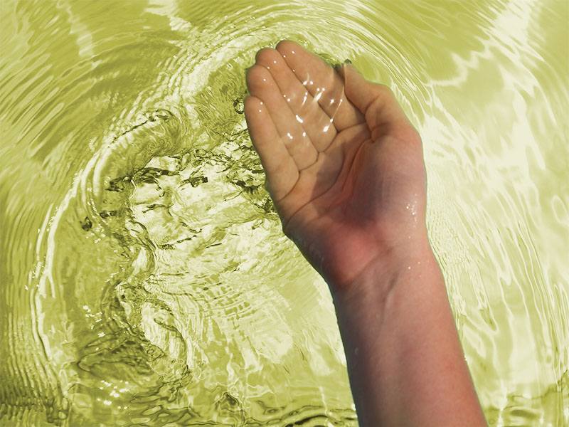 Hand-in-gelbliches-Wasser