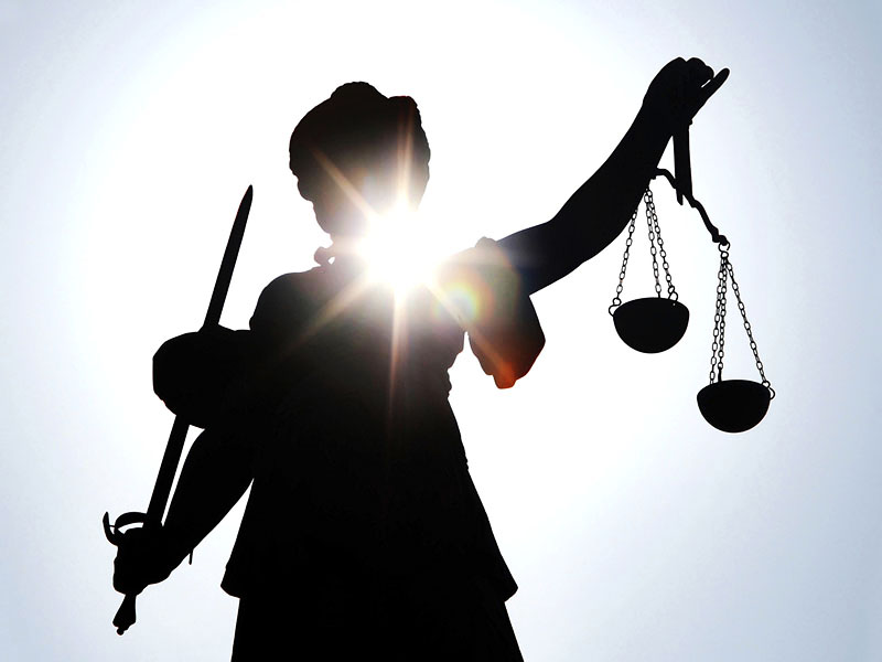 Justicia-Sonne-im-Hintergrund