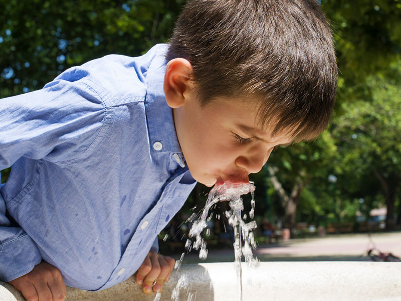 Junge-trink-Brunnen
