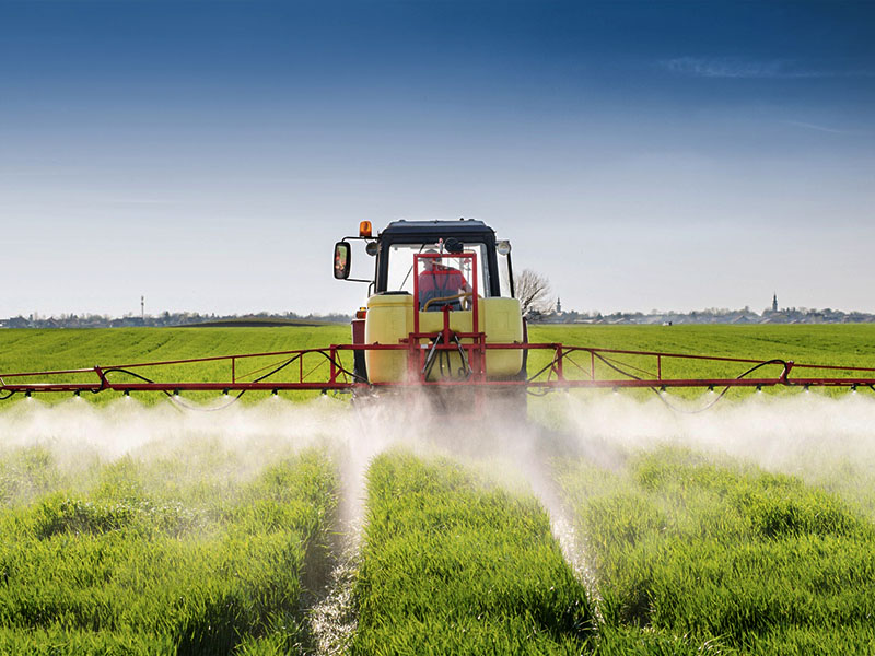 Traktor-versprüht-Glyphosat-auf-Feld
