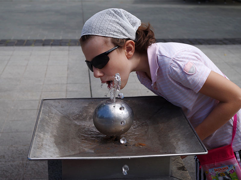 Mädchen-Trinkbrunnen