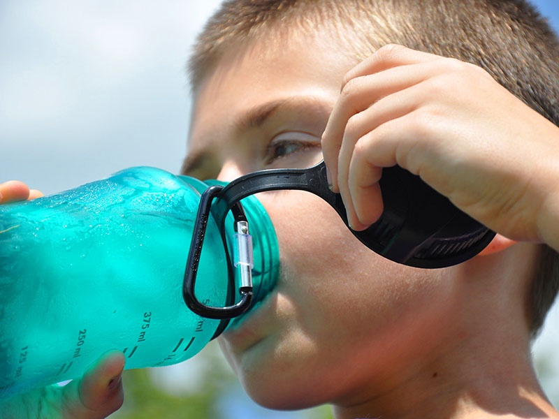 Junge-Wasser-trinken-Sporttrinkflasche